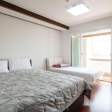 White Dream Pension Jeju Esterno foto