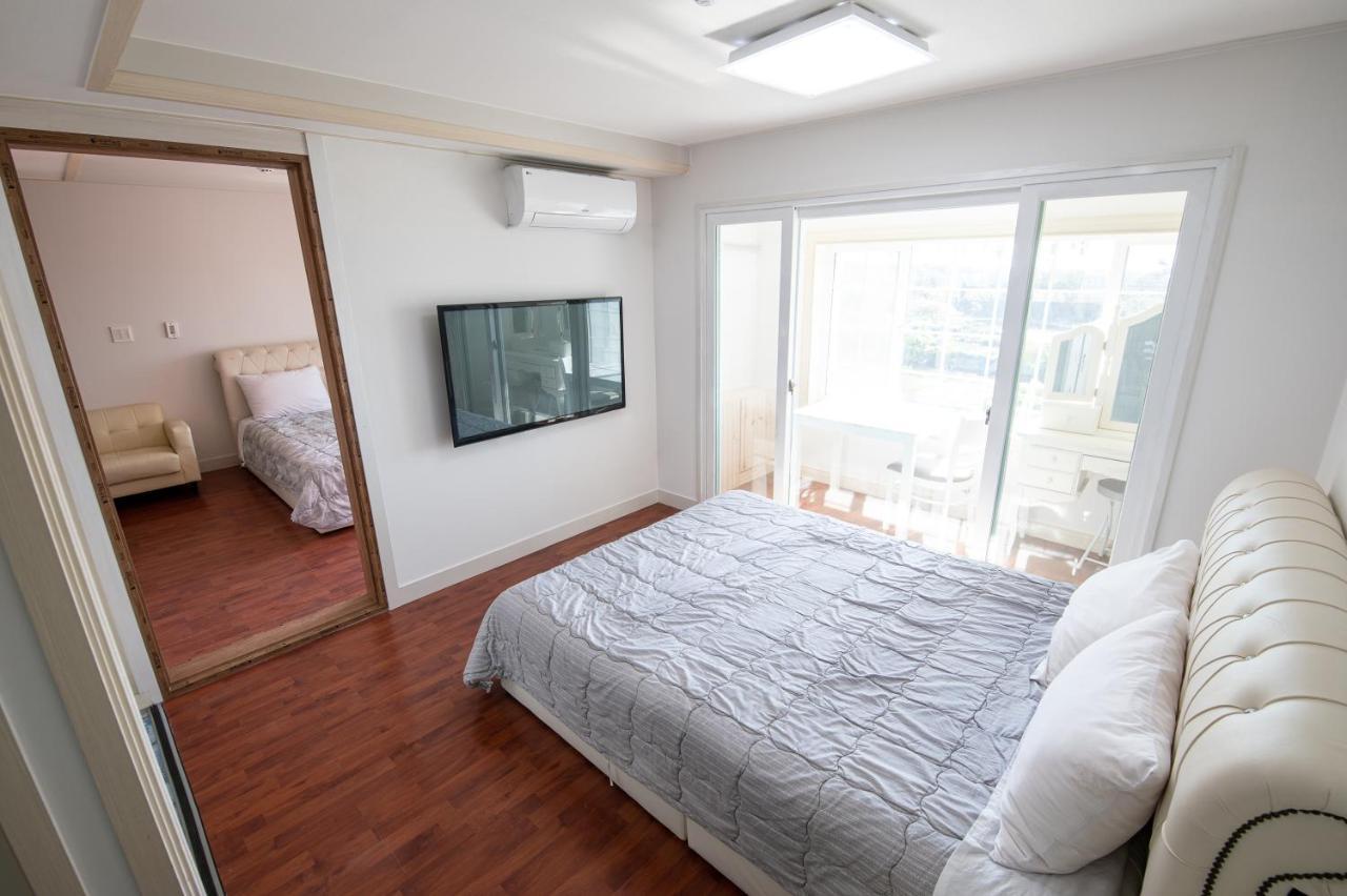 White Dream Pension Jeju Esterno foto