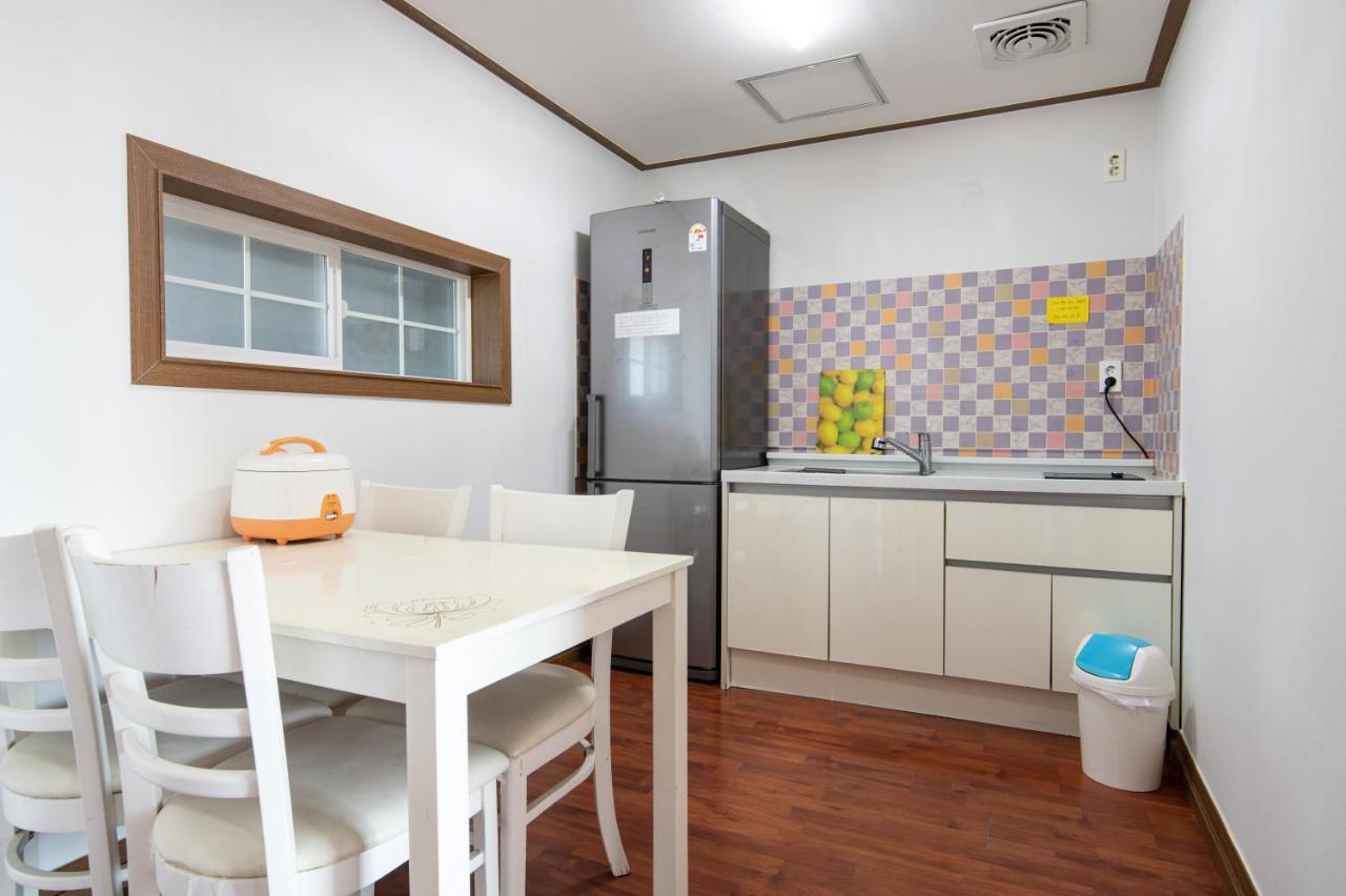 White Dream Pension Jeju Esterno foto
