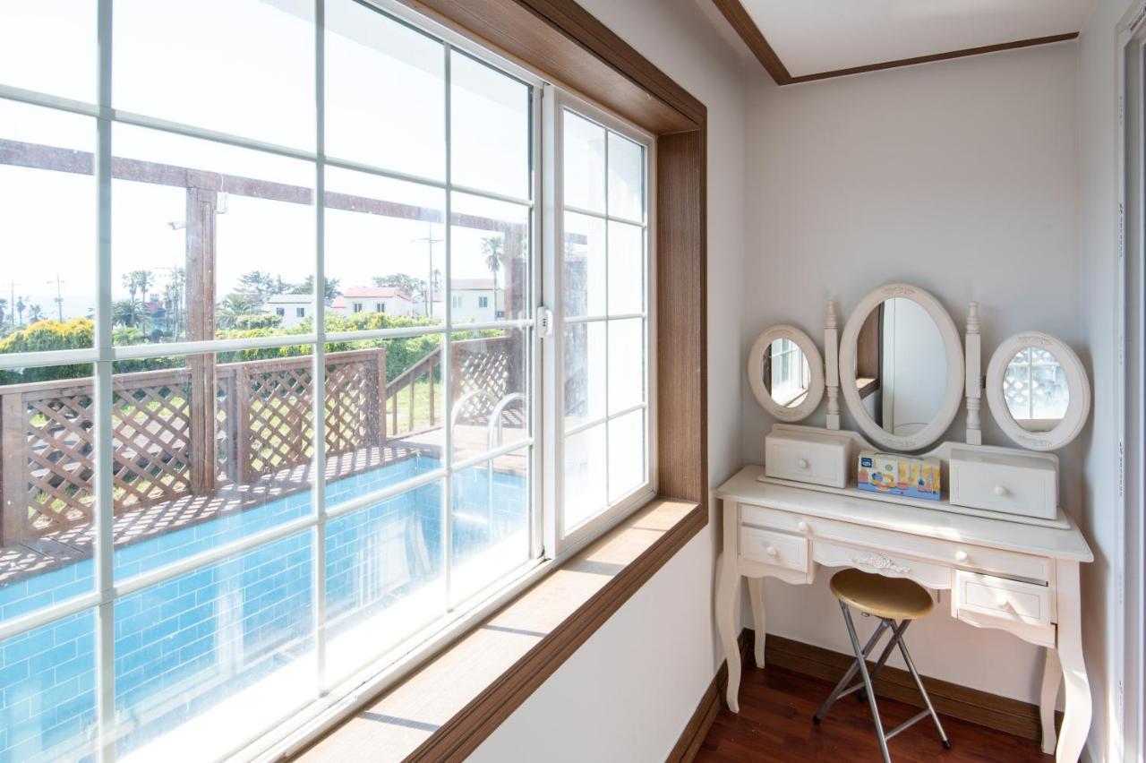 White Dream Pension Jeju Esterno foto