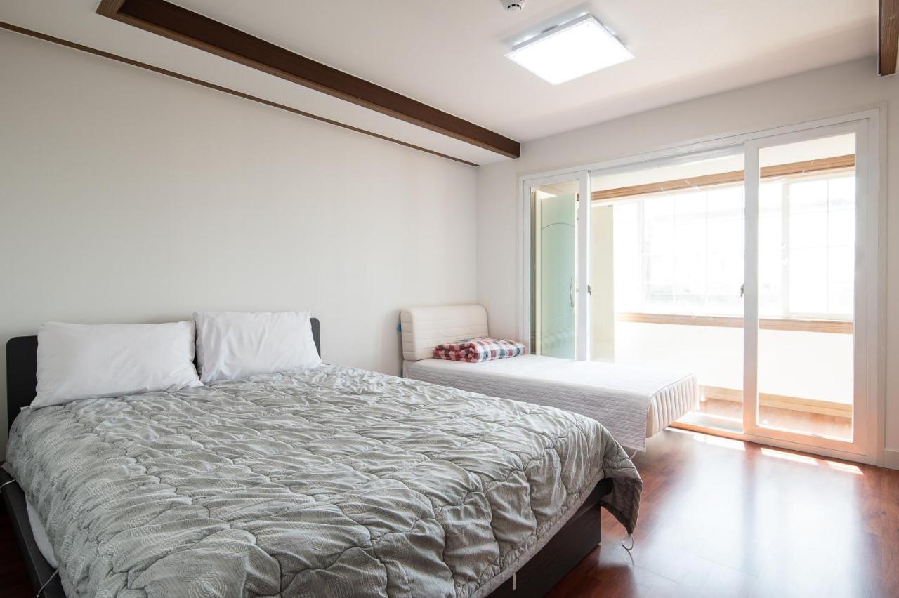 White Dream Pension Jeju Esterno foto