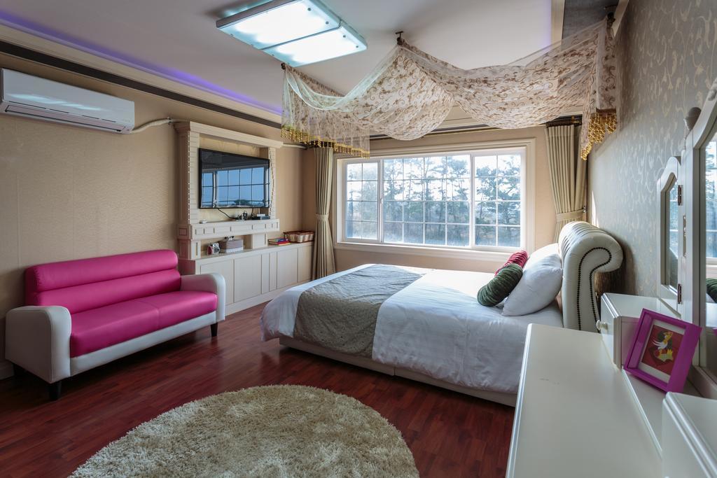 White Dream Pension Jeju Esterno foto