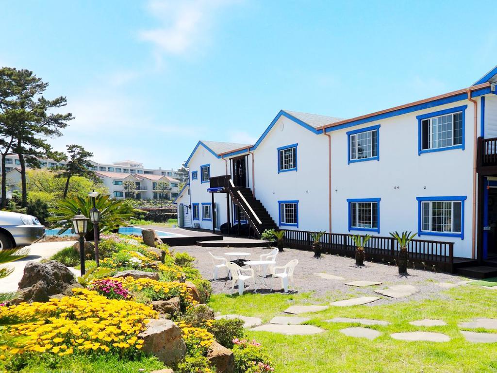 White Dream Pension Jeju Esterno foto