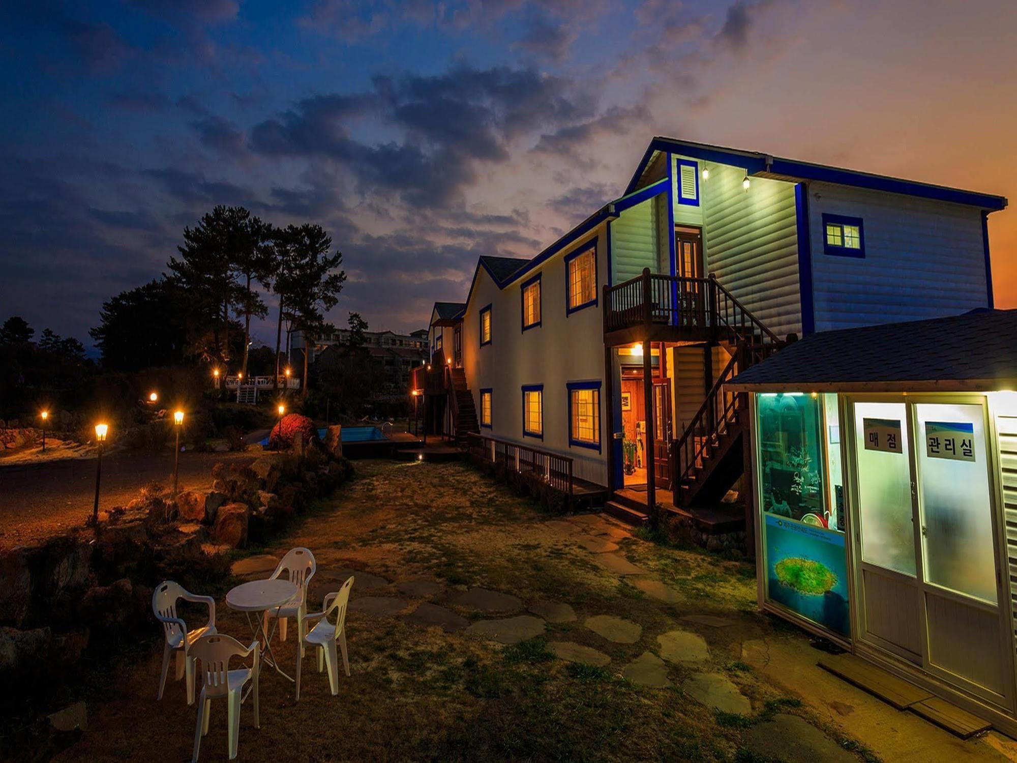 White Dream Pension Jeju Esterno foto