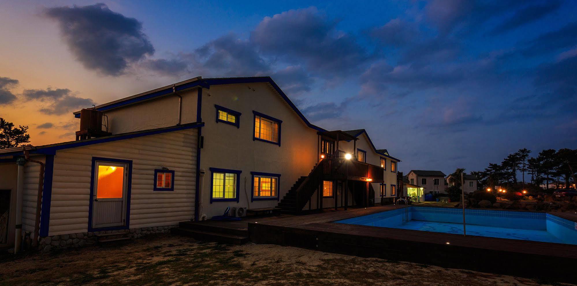White Dream Pension Jeju Esterno foto