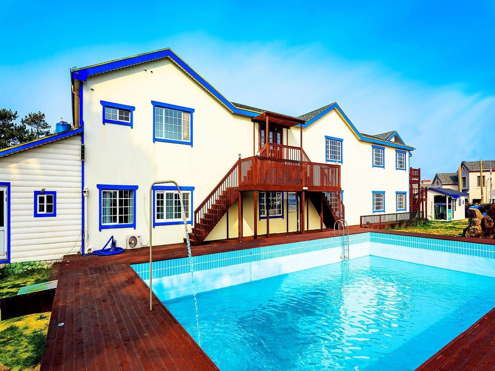 White Dream Pension Jeju Esterno foto