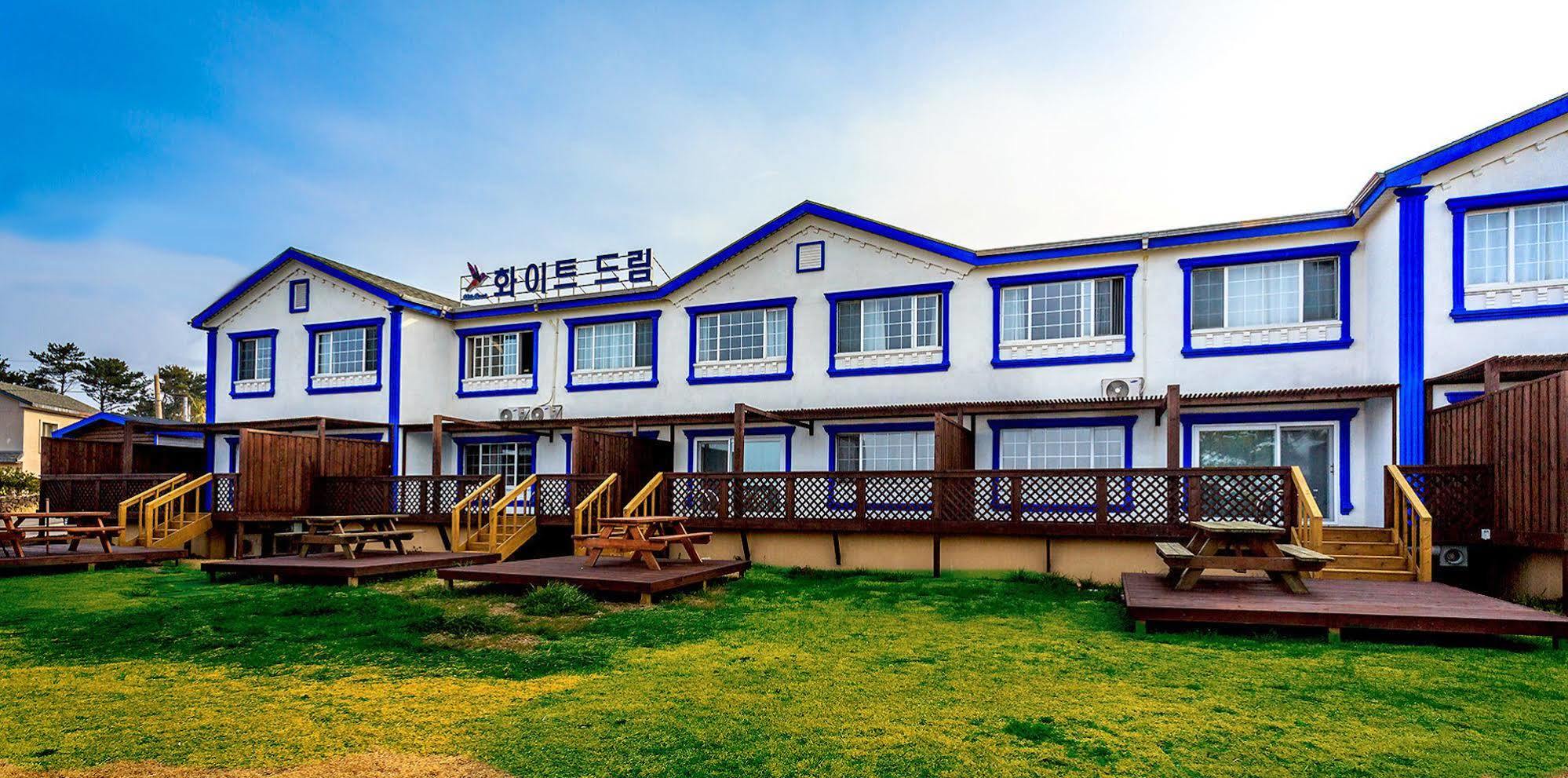 White Dream Pension Jeju Esterno foto