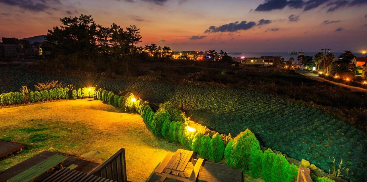 White Dream Pension Jeju Esterno foto